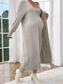 SHEIN 2 Stücke Umstandsmode einfarbiger gerippter Träger-Jumpsuit und lang Arm Strickjacke Outfit, Outfit, minimalistischer Stil