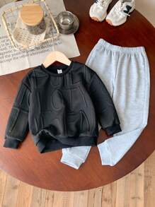 SHEIN 4 件套年轻男孩休闲日常纹理字母印花长袖圆领运动衫和裤子套装，适合春秋季节街头装和校服等场合