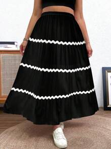 Flirla تنورة رقعة بتطريز زهري من شيفون ملمس مقاسات كبيرة - الأسود - مشاهدة 4