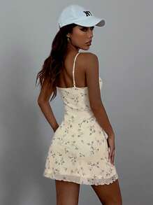 SHEIN EZwear Vestido de tirantes con estampado floral pequeño y ribete en lechuga para eventos de verano