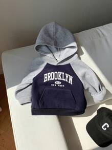 SHEIN 男婴字母图案拼色柔软针织连帽套头衫，适合圣诞节