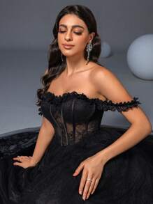 Elisanya 优雅的无肩带婚纱，正面饰有花卉蕾丝，背面采用系带设计——修身胸衣，蓬松的薄纱裙摆和多层薄纱面料，适合浪漫晚宴和精致的婚礼招待会。 - 黑色 - 查看 9