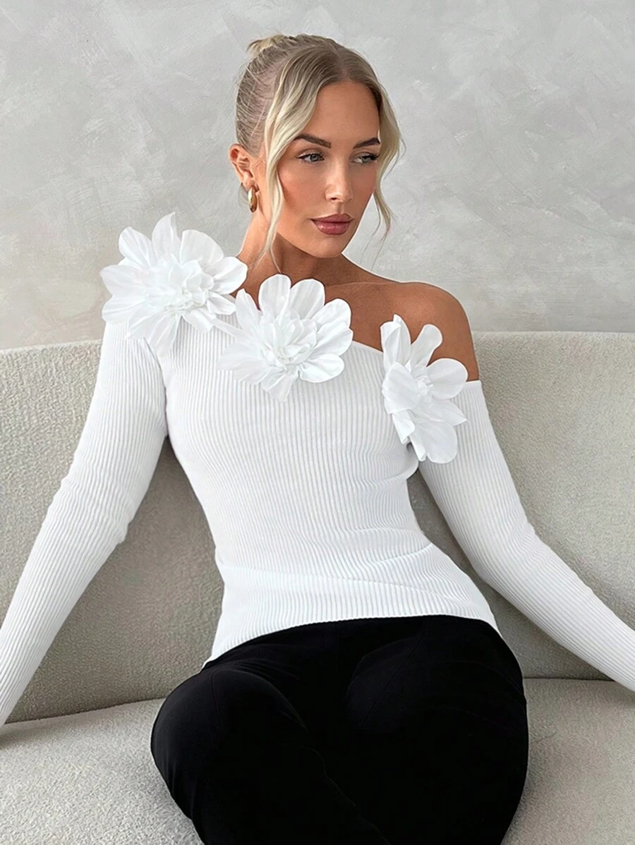 SHEIN Privé Maglione asimmetrico con spalle scoperte e decorazione floreale 3D, maglione da donna bianco da indossare per appuntamenti romantici, maglieria da donna per l autunno, adatto per appuntamenti romantici, vacanze, rientro a scuola, matrimoni, feste - Bianco - Visualizzare 1