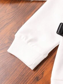 3 Stücke/Set Baby Jungen Streetwear Outfit mit Buchstaben Graffiti Muster Jogginghose, weißem Rundhals Sweatshirt und bedrucktem Rucksack, passend für Herbst und alle Jahreszeiten sowie Fotoshootings