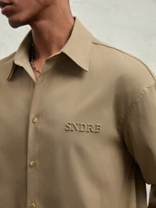 AKNOTIC Business Casual Camicia casual da uomo con colletto alla coreana, manica lunga, vestibilità regular, stampa con lettera, adatta per l'autunno - Moka Marrone - Visualizzare 3