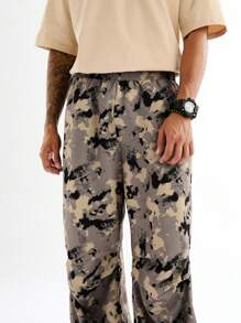Manfinity VCAY Men's Casual Woven Camouflage Elastic Waist Straight Leg Track Pants