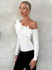 SHEIN Privé Maglione asimmetrico con spalle scoperte e decorazione floreale 3D, maglione da donna bianco da indossare per appuntamenti romantici, maglieria da donna per l autunno, adatto per appuntamenti romantici, vacanze, rientro a scuola, matrimoni, feste - Bianco - Visualizzare 4