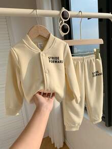 SHEIN 2 件套男婴休闲圆领夹克和印花宽松长裤套装，保暖内衬，杏色 - 杏色 - 查看 7