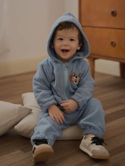 SHEIN Conjunto de ropa de bebé niño con sudadera con capucha con decoración bordada y pantalones de unicolor