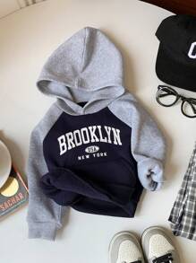 SHEIN 男婴字母图案拼色柔软针织连帽套头衫，适合圣诞节