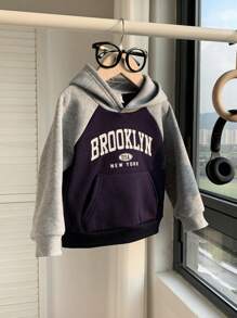 SHEIN 男婴字母图案拼色柔软针织连帽套头衫，适合圣诞节