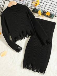 Tween Girls 的立领毛衣采用做旧设计，搭配同色系半身裙。毛衣采用弹力面料制成，适合秋冬季穿着，凸显身材的同时又不失舒适。 - 黑色 - 查看 1