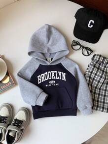 SHEIN 男婴字母图案拼色柔软针织连帽套头衫，适合圣诞节