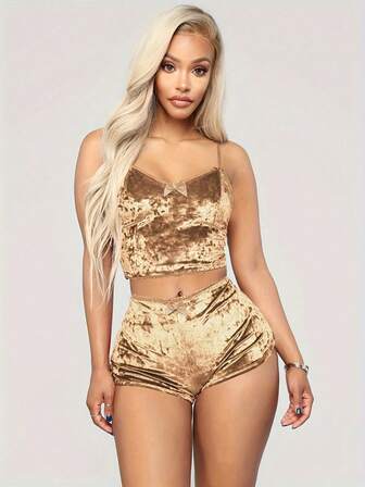 女士天鹅绒吊带背心和蕾丝边短裤套装，性感修身