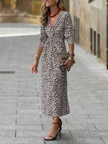 SHEIN Frenchy Robe longue froncée à imprimé léopard, col en V profond, manches courtes, mode pour femmes