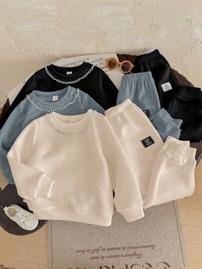 SHEIN Bộ 6 món áo nỉ cổ tròn thường ngày và quần nỉ thêu cho bé trai, trang phục cực kỳ hấp dẫn, bao gồm 1 phụ kiện vòng cổ kim loại, thích hợp cho chơi ngoài trời, phong cách đường phố, tiệc tùng, trở lại trường, sinh nhật, tiệc chào đón em bé, ngày lễ, mùa thu/đông, lông cừu, dày dặn