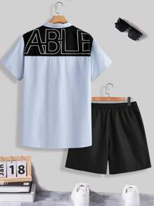 Manfinity Homme طقم قمصان وشورتات كاجوال برسم حرفي 2قطعة، قميص أكمام قصيرة بلون متباين، وشورت كاجوال للرجال - ازرق وابيض - مشاهدة 2