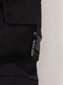 年轻男孩时尚休闲基本款抽绳翻盖实用黑色工装裤，适合秋季