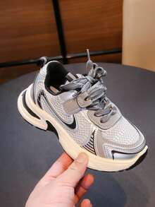 1 双儿童网眼和 PU 系带透气时尚运动鞋，适合日常、户外和旅行，秋季新品 - 銀色 - 查看 8