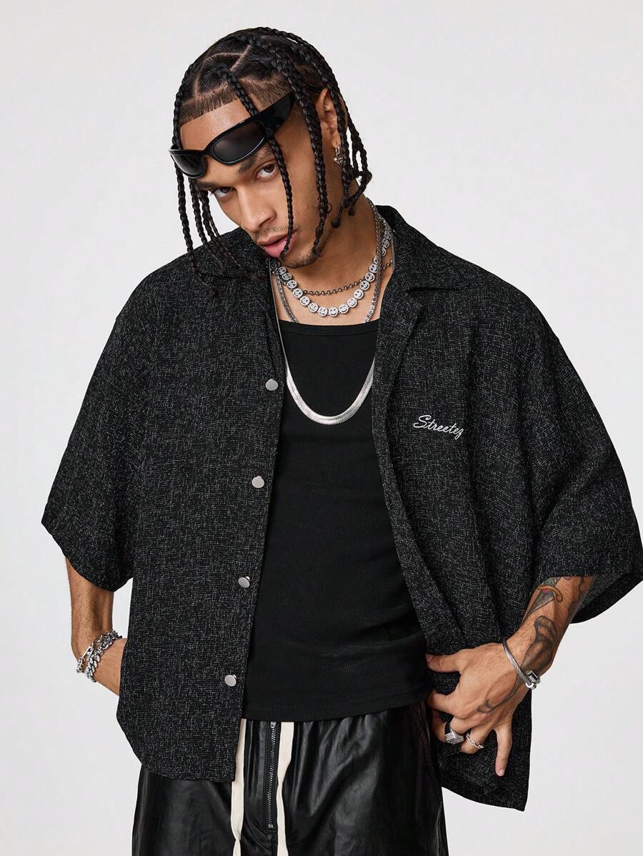 Manfinity RebelGame Áo sơ mi nam tay ngắn dệt thêu chữ rộng rãi, phù hợp cho mùa hè, áo sơ mi tay ngắn trơn rộng thùng thình dự tiệc - màu đen - Xem 1