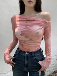 DAZY Top ajustado de malla transparente con hombros descubiertos y efecto tie-dye para mujeres, ideal para salir. Tops de manga larga para mujeres para el Día de San Valentín