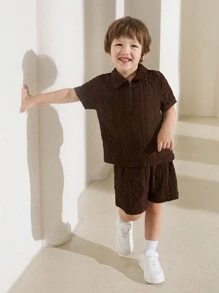 SHEIN Ropa de verano para niños: Camisa tipo polo cómoda y casual hecha de tela texturizada con cremallera en el collar y pantalones cortos de tela texturizada, conjunto de 2 piezas, adecuados para jugar al aire libre, ropa de calle y fiestas, caminatas por la ciudad - Marrón - Ver 1