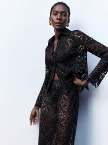 Maija 女士黑色领口前扣纯色水溶性花卉蕾丝拼接优雅时尚性感度假长袖衬衫，适合所有季节 - 黑色 - 查看 5