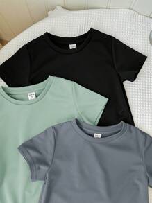 SHEIN 3 件套年轻男孩夏装，包括金属吊坠项链、圆领短袖 T 恤和装饰短裤，休闲风格，性价比高，适合户外、街头服饰、派对和居家休闲