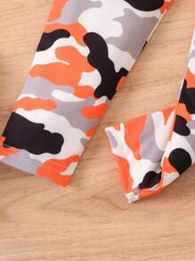 SHEIN 2pcs Young Girl Casual Outfit - Crew Neck Short Sleeve Character Print Top And Camouflage Pants - Orange - View 7