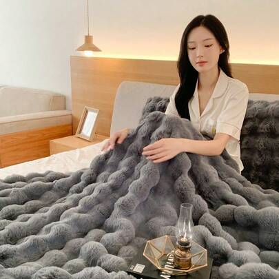 1pc Fluffy Fleece Blanket, Plush Lightweight Double Layer Throw Blanket For Sofa, Office, Camping, Suitable For All Seasons Versatile Gift