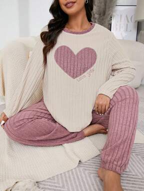 Set pigiama con top a maniche lunghe e pantaloni, in maglia costolata con ricamo a cuore, taglia comoda, dettagli eleganti, abbigliamento autunno inverno