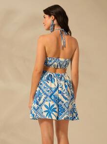 SHEIN x Eduarda Gutierrez CAJUNI 女士度假波西米亚风热带花卉、鸟类、椰子树、菠萝蓝白印花露背镂空休闲海滩夏装 - 藍白色 - 查看 2