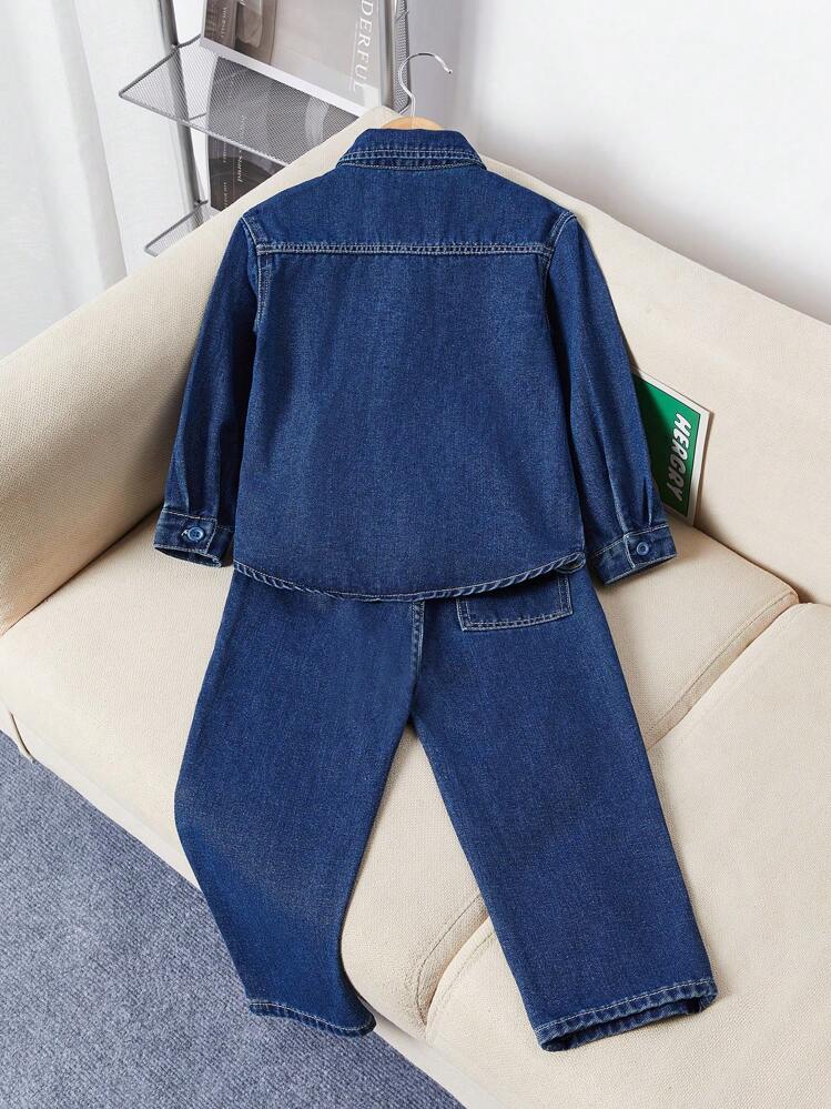 SHEIN 幼儿中性可爱休闲小熊贴片和数字刺绣牛仔衬衫夹克和宽松牛仔裤两件套，初秋冬季时尚单品 - 深色水洗藍 - 查看 2