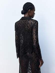 Maija 女士黑色领口前扣纯色水溶性花卉蕾丝拼接优雅时尚性感度假长袖衬衫，适合所有季节 - 黑色 - 查看 2