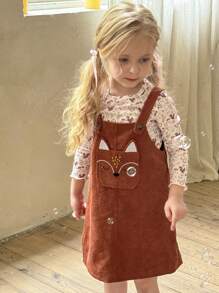 SHEIN LMoss Kids LMoss 年轻女孩 2 件装年轻女孩纯色针织圆领修身休闲 T 恤和编织纯色刺绣吊带迷你连衣裙套装 - 彩色 - 查看 1