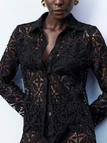 Maija 女士黑色领口前扣纯色水溶性花卉蕾丝拼接优雅时尚性感度假长袖衬衫，适合所有季节 - 黑色 - 查看 7