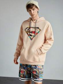 ROMWE MEN SUPERMAN X ROMWE Bộ đồ thể thao quần short dây rút in họa tiết chắp vá nghệ thuật Pop, áo hoodie hở vai có túi Kangaroo in logo dành cho nam, áo hoodie màu mơ - Nhiều màu - Xem 1