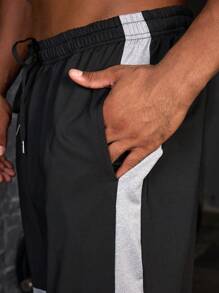 Manfinity Fitness Pantaloni sport cu imprimeuri minimaliste pentru bărbați, mărimi Plus