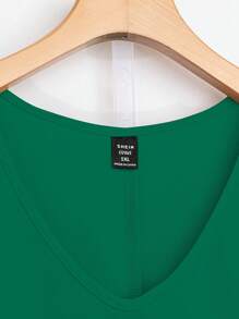 SHEIN 2 Stücke Damen Große Größen Sommer Einfarbig V-Ausschnitt Asymmetrischer Saum Tanka Top und Geometrisches Muster Weites Bein Hosen Freizeitanzug - Grün - Übersicht 5