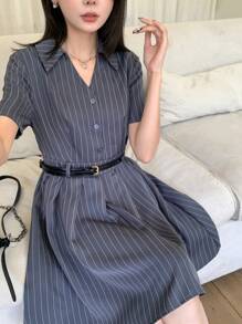 SHEIN Teenager Mädchen Schulanfang Gewebe Streifen V-Ausschnitt plissiertes lässiges Akademie-Stil Kleid
