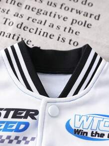 SHEIN 男童时尚酷炫摩托车元素印花立领罗纹袖口和下摆夹克。这款夹克融入摩托车元素，展现时尚外观。摩托车风格的印花图案为夹克增添了独特的个性化元素。罗纹领口、袖口和下摆呈现经典摩托车夹克风格，为整体造型增添时尚气息，适合秋冬穿着。这款夹克将成为男童衣橱中备受欢迎的时尚单品，为他们的服装增添个性化元素。