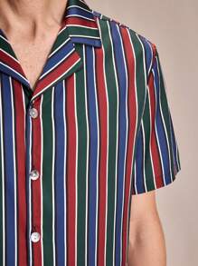 SHEIN EverLounge 2 Stücke Herren Gestreiftes Kurzarm Hemd mit Knopfleiste und Shorts Pyjama Set