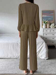 Chiquease 2 件纯色 V 领系带荷叶边下摆长袖上衣和裤子休闲装 - 棕色 - 查看 2