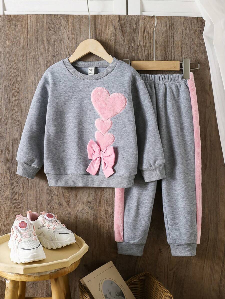 SHEIN 2 件套年轻女孩休闲可爱毛绒刺绣心形装饰蝴蝶结圆领长袖羊毛运动衫和拼色裤子套装，温暖舒适的面料，适合日常和运动穿着，秋冬新款女孩运动套装女孩运动衫套装幼儿运动套装 - 灰色 - 查看 1