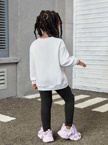 SHEIN Leap Crew SLAYR 年轻女孩 2 件套 年轻女孩涂鸦图案圆领宽松休闲上衣和合身针织裤 - 彩色 - 查看 2