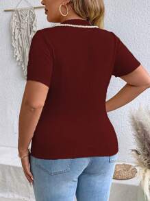 SHEIN LUNE Blusa de punto de manga corta con cuello redondo y decoración de cuentas redondas para mujer de talla grande