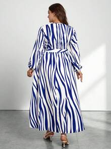 SHEIN Privé 大码休闲简约衬衫领纽扣条纹和随机印花系腰连衣裙，浅蓝色和白色 - 藍白色 - 查看 2