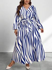 SHEIN Privé 大码休闲简约衬衫领纽扣条纹和随机印花系腰连衣裙，浅蓝色和白色 - 藍白色 - 查看 5