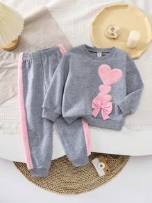 SHEIN 2 件套年轻女孩休闲可爱毛绒刺绣心形装饰蝴蝶结圆领长袖羊毛运动衫和拼色裤子套装，温暖舒适的面料，适合日常和运动穿着，秋冬新款女孩运动套装女孩运动衫套装幼儿运动套装 - 灰色 - 查看 3