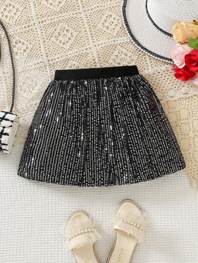 年轻女孩优雅闪亮亮片装饰 A 字迷你裙，适合秋季派对和聚会，适合圣诞节